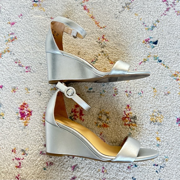Naturalizer Silver Wedges size 7.5 - Picture 3 of 5